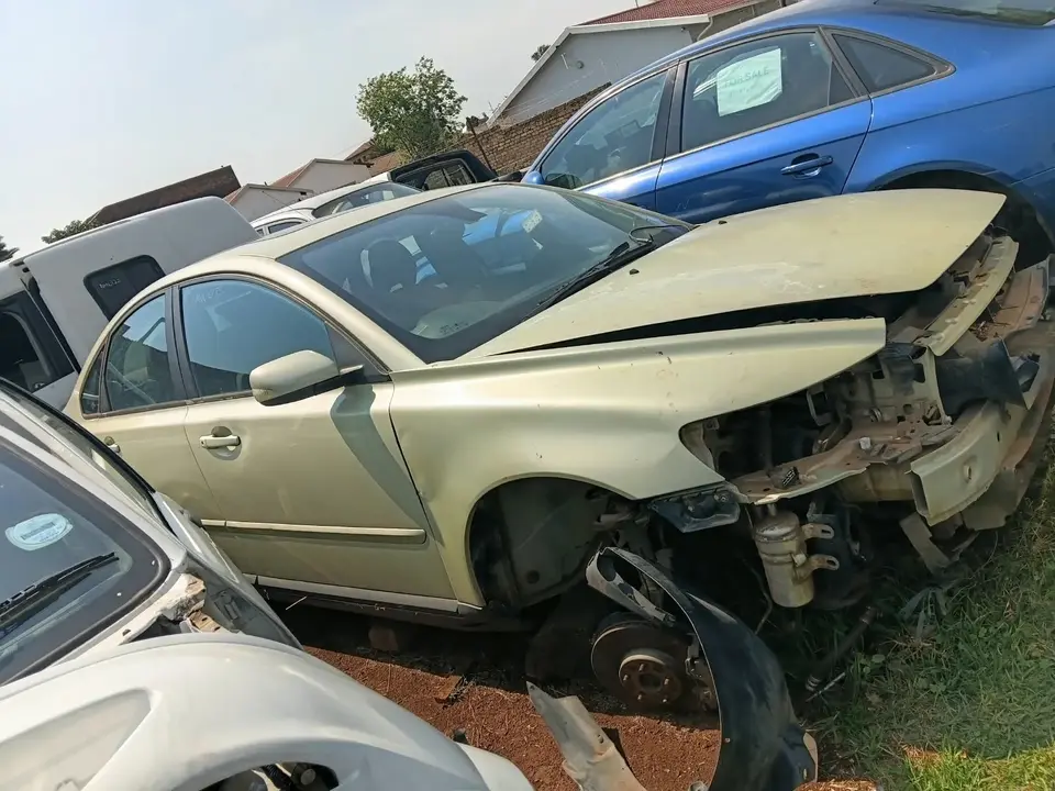 2004 Volvo S40 being stripped for spares