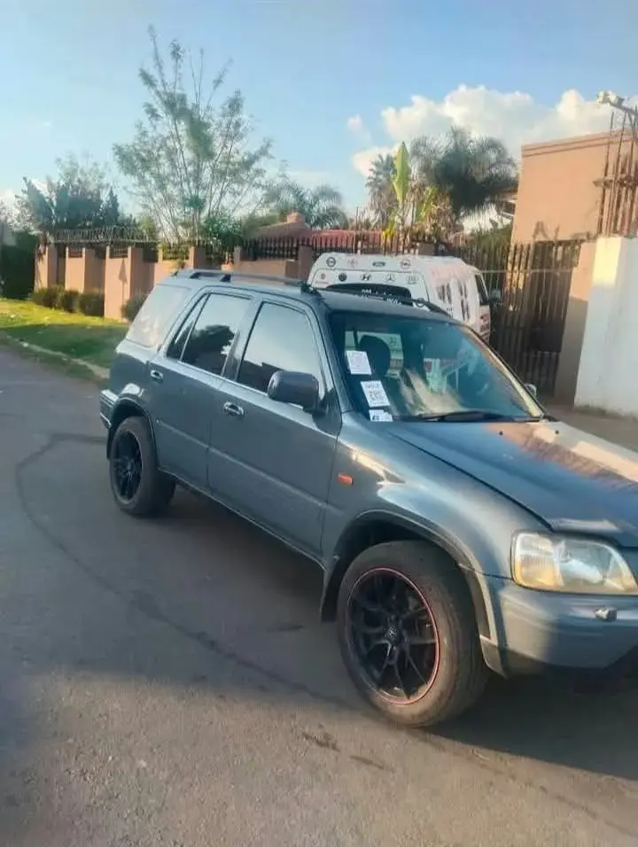 2000 Honda CR-V being stripped for spares