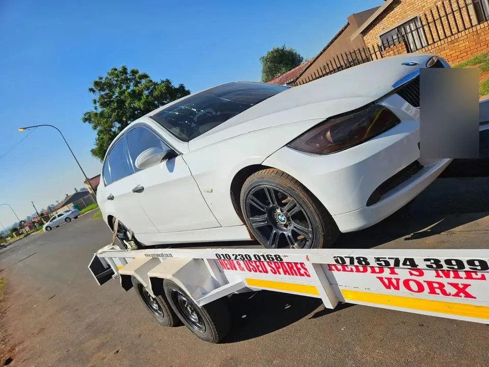 2005 BMW 3 Series being stripped for spares