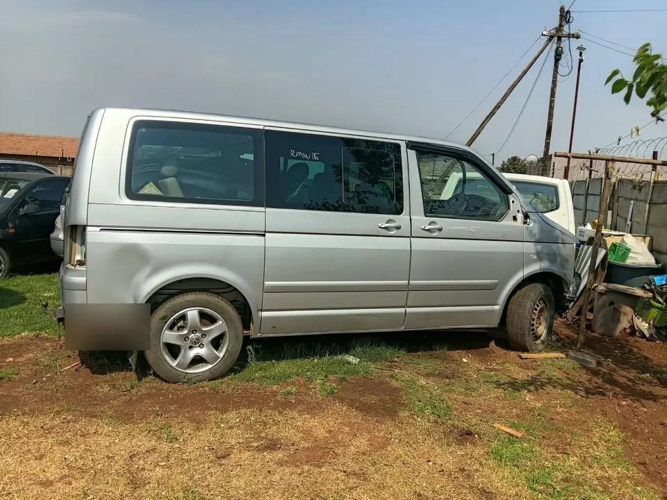 2005 Volkswagen Caravelle being stripped for spares